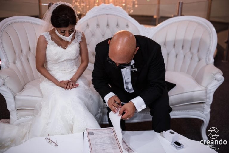pareja firmando acta